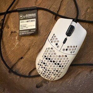 Glorious Model 0- matte white gaming mouse wired